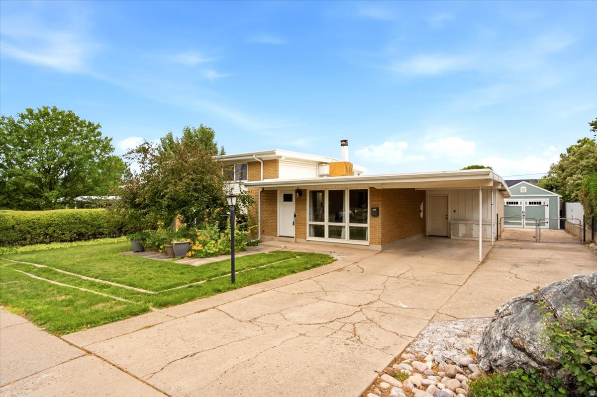 CRESTHOMES - Residential