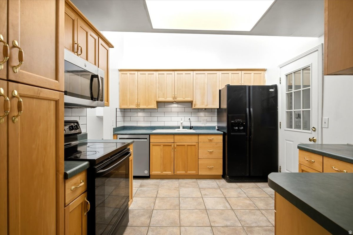 CRESTHOMES - Residential