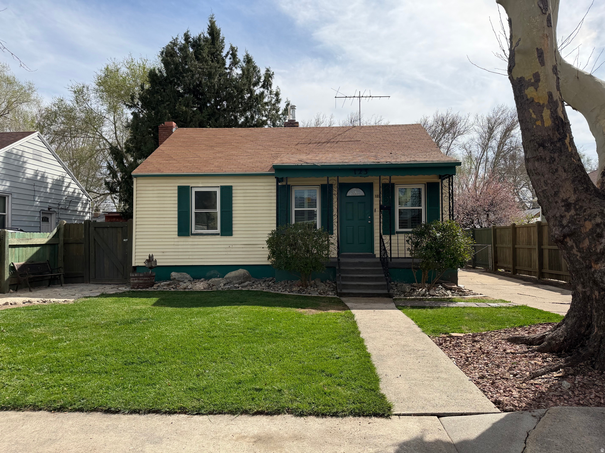 Newly remodeled Bungalow, extremely convenient location with access to shopping, schools, parks and schools.  Ready for you to move quickly and begin to enjoy this cozy home. Special financing available through the Utah Housing Finance Agency, and also may qualify for the "Own in Ogden" grant.