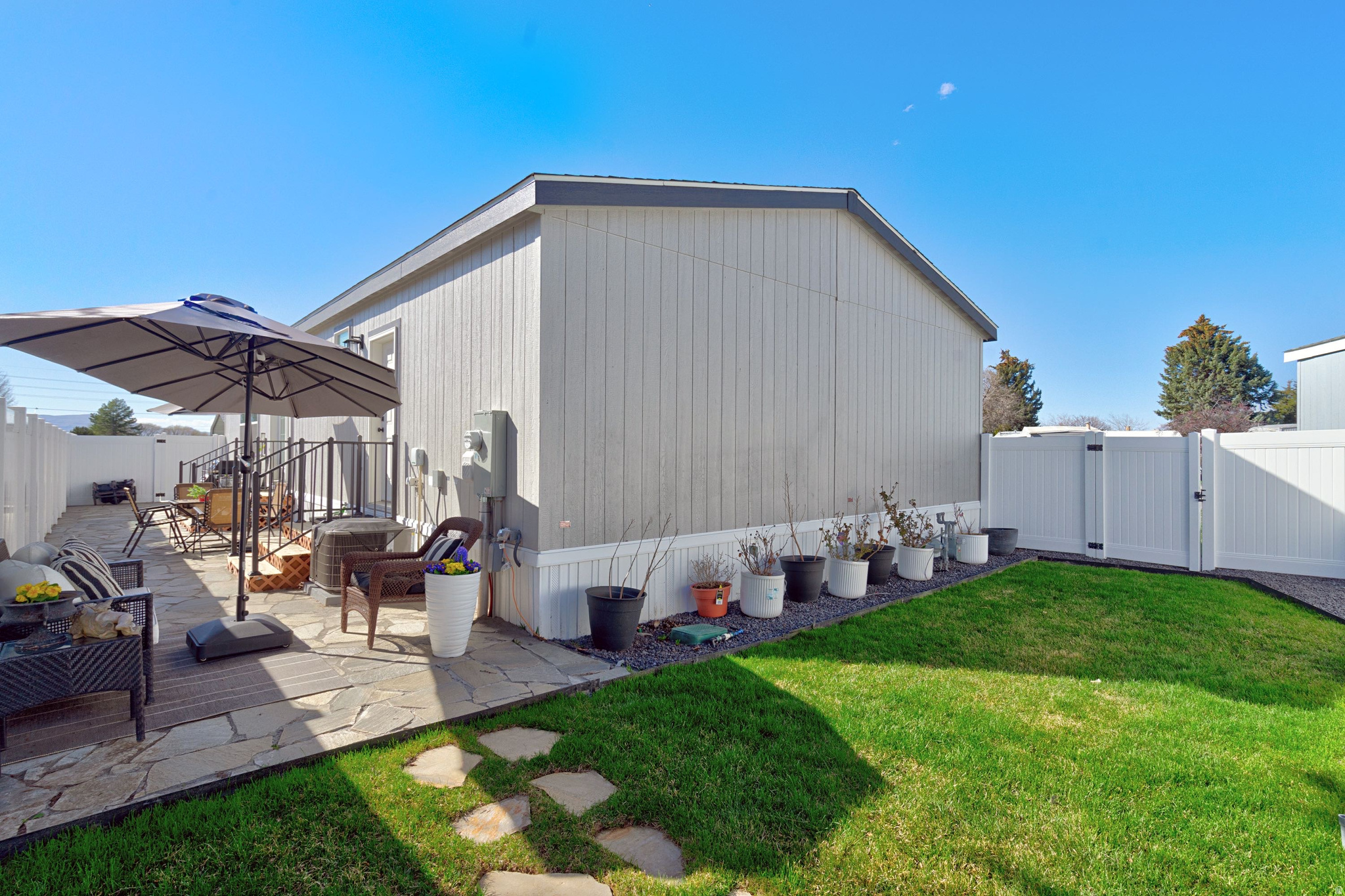 PALATIAL LIVING - Residential