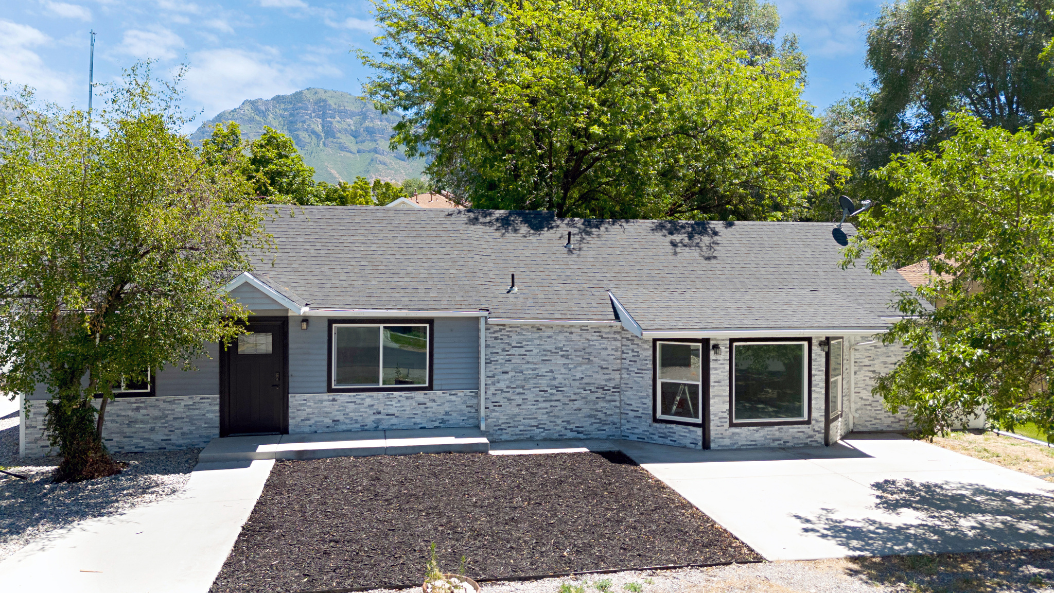 Square footage figures are provided as a courtesy estimate only. Buyer is advised to obtain an independent measurement.