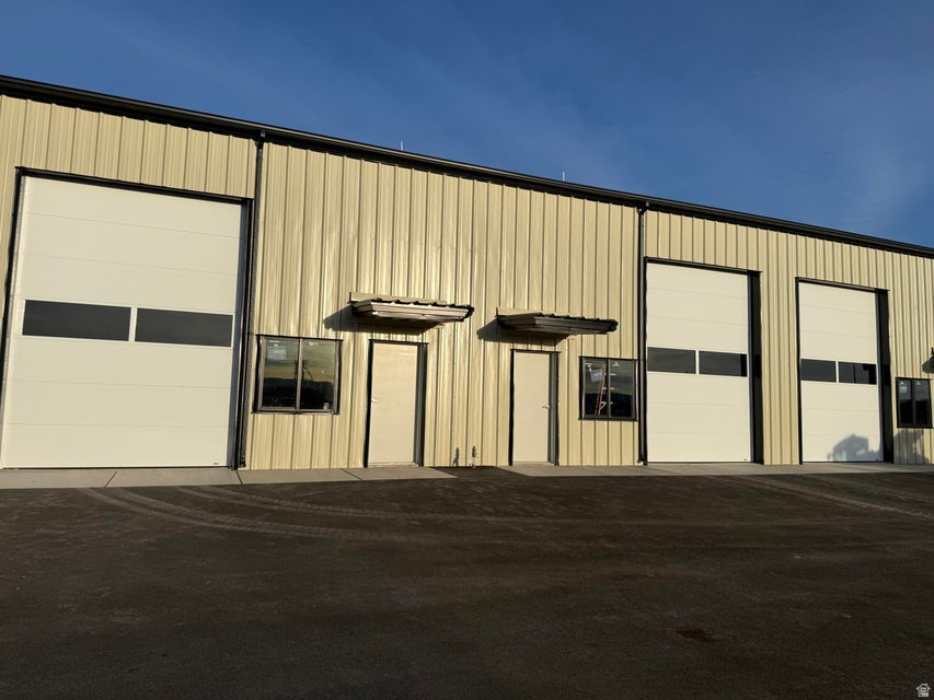 1500 SF, 3000 SF, 4500 SF or 6000 SF available! Completely designable interior and loft areas available. Reinforced 6'' concrete slab, one 10' x 14' insulated garage door and one 10' x 10' insulated garage door each unit. Each unit has: natural gas, hot and cold water spigots, 200 Amp single phase electrical panel, 2 - 50 Amp 220 V outlets, 18 ' eave height, 23' ceiling height center ridge, 25 x 20 rear fenced yard, full finished bathroom. Interior LED light package, outside LED security lights total perimeter.