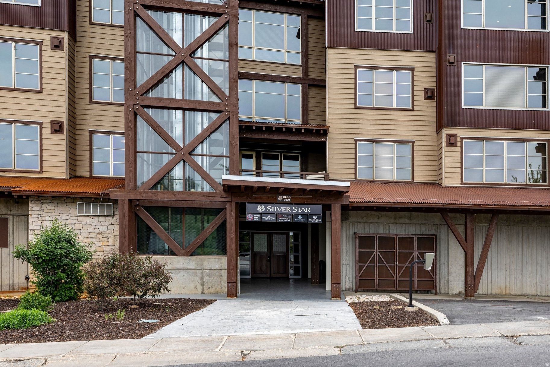 SPIRO CONDOMINIUMS - Residential