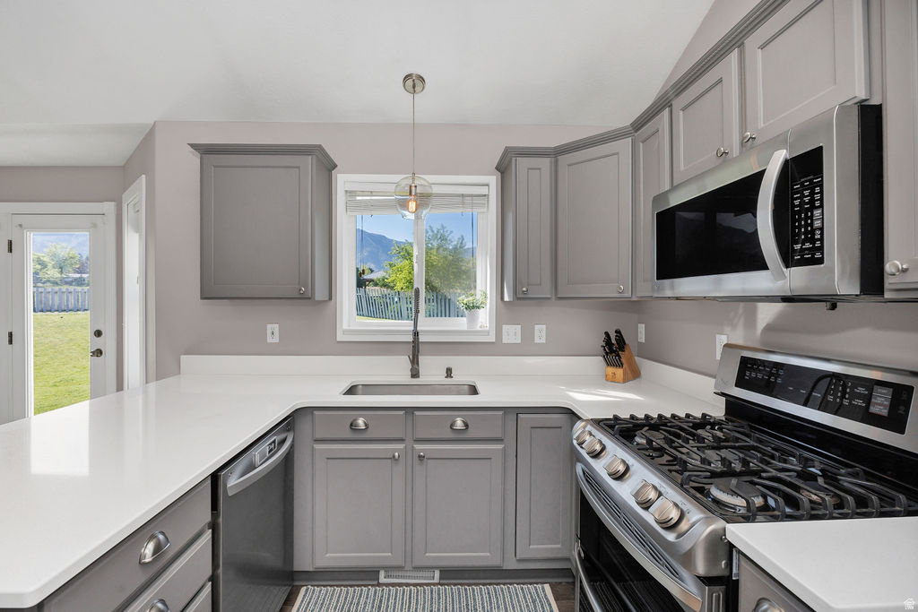 COUNTRY GARDEN ESTATES - Residential