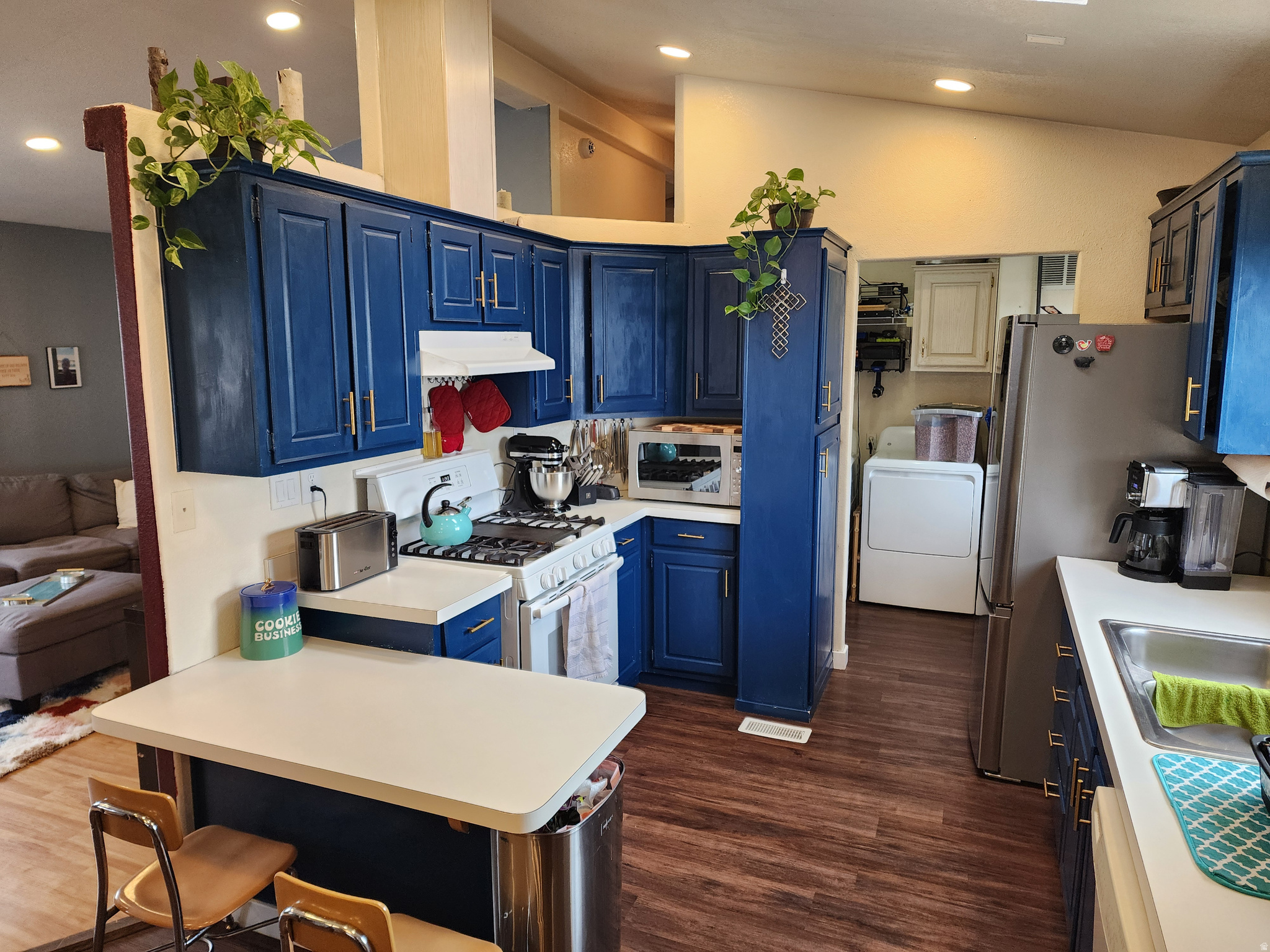 COUNTRY CLUB ESTATES - Residential