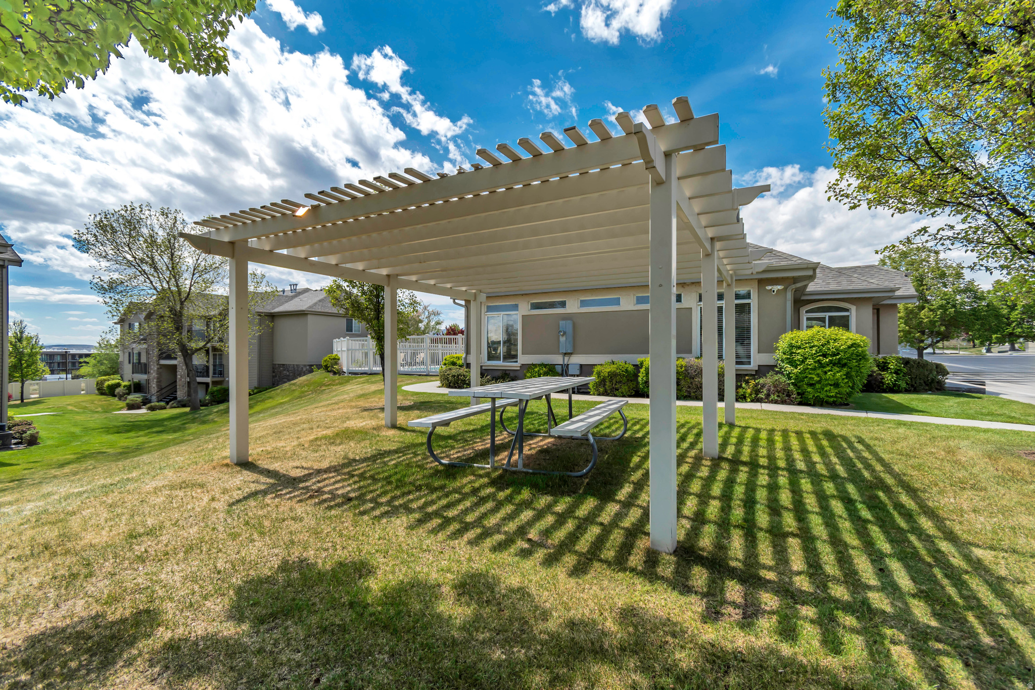 WESTBURY - Residential
