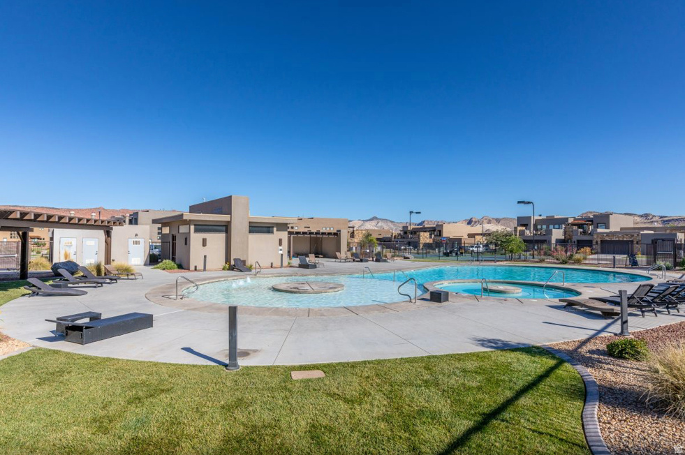 ESCAPES AT THE LEDGES 6 - Residential