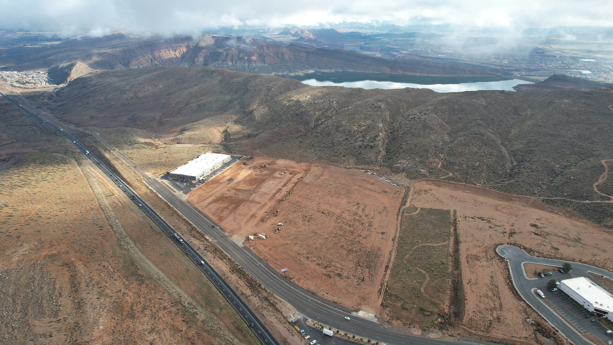 5000 SF buildings for sale in Hurricane UT. Freeway visible, easy access off of the Hurricane I15 exit. Construction begins summer of 2026 with delivery estimated to be December 2026. Reserve your building now!  Each building will have the ability to be split into 2 -2500 SF units.  Buildings come with 3 phase power, 4 grade level doors, drive though capability, fenced and paved yard.
