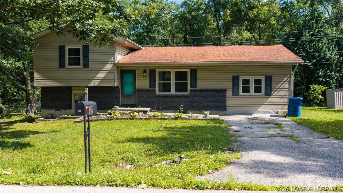 Welcome home to this spacious 3-bedroom, 2-bath home offering over 2,500 square feet of comfortable living space! Priced at $210,000, this property provides exceptional value with generous room for family, entertaining, or working from home. Situated on a good-sized lot, you'll have plenty of space for gardening, outdoor activities, pets, or simply enjoying your own backyard. The finished living areas offer flexibility for a family room, recreation space, home office, or hobby area. Looking for extra storage? A storage shed is available and included with the purchase at $216,000, providing the perfect place for lawn equipment, tools, seasonal decorations, or workshop space. Additional features include: Spacious bedrooms with comfortable layouts
Two full bathrooms
Large living areas with endless possibilities
Plenty of outdoor space for gardening, play, or entertaining
Quiet small-town location with convenient access to local amenities Whether you're a first-time buyer, growing family, or simply looking for more space at an affordable price, this home is full of potential. Schedule your private showing today and imagine making this property your own!
