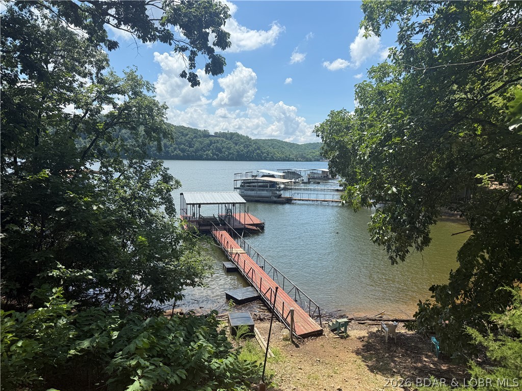This lakefront property is nestled in at the end of a very wide cove, surrounded by nature. 141 feet of shoreline located at the Peaceful 41 Mile Marker. Close to shops and restaurants. This home and land are ready for new owners and a little TLC.
The singlewide is not affixed. This would need to be a cash purchase.