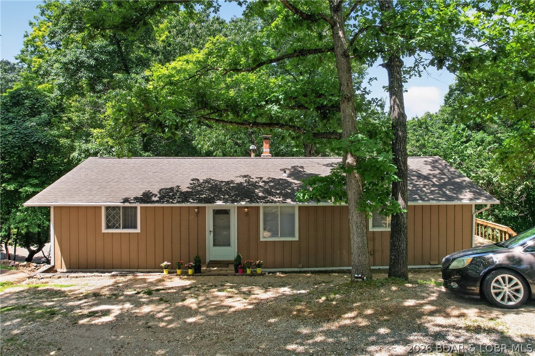I bet you're looking for an investment opportunity or a home to flip and wonderful Lake Ozark!  This is it!  Duplex with 2bedrooms 1 bath on each level.  .64 of an acre, circular drive and that secluded fell even though you are close to Lake Ozark restaurants and attractions. Live up and rent out the lower level.  Or remodel both and rent out both.  Endless possibilities!  Selling AS IS and upper level is furnished.  This price doesn't come around very often so better be quick!