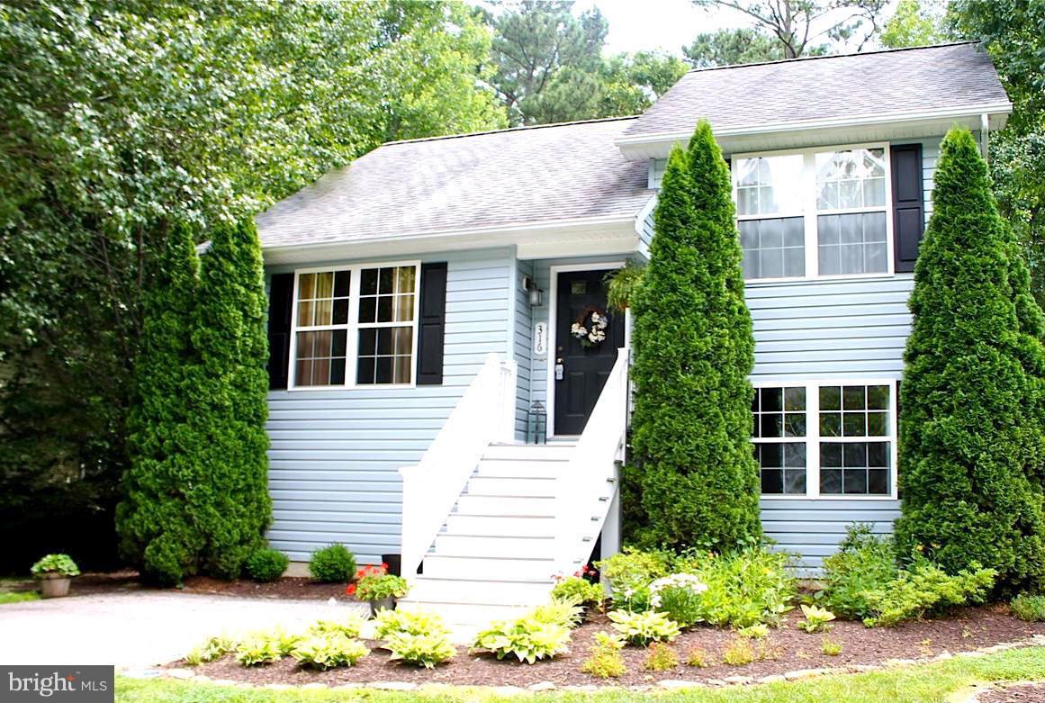 WOW! What a price! Make this YOUR HOME today & enjoy this great turnkey home, lot & neighborhood! 3 BR/2 BA, Family Rm w/Hardwood Flrs, Eat-In Kitchen w/Breakfast Bar, Laundry Rm, walkout Patio & Deck off kitchen. New Berber Carpet in lower level & New Travertine Tile in 2nd bath! Backs to woods w/big backyard! Quick Settlement & possible closing help with an FHA Loan. Don't miss this opportunity!