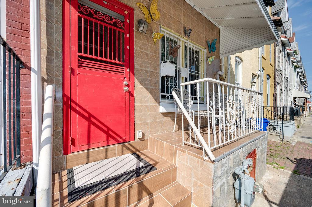 Welcome to 512 Locust St! This 4 bedroom home has been well maintained and is ready for its next owner. A large living room, 4 bedrooms, 1.5 bathrooms, and all gas utilities are only the beginning of what this home has to offer.  Whether you are looking for a home for yourself or an investment property this is the home with limitless potential. Bring your ideas to life in a property that has great bones. Contact us to schedule your private showing today!