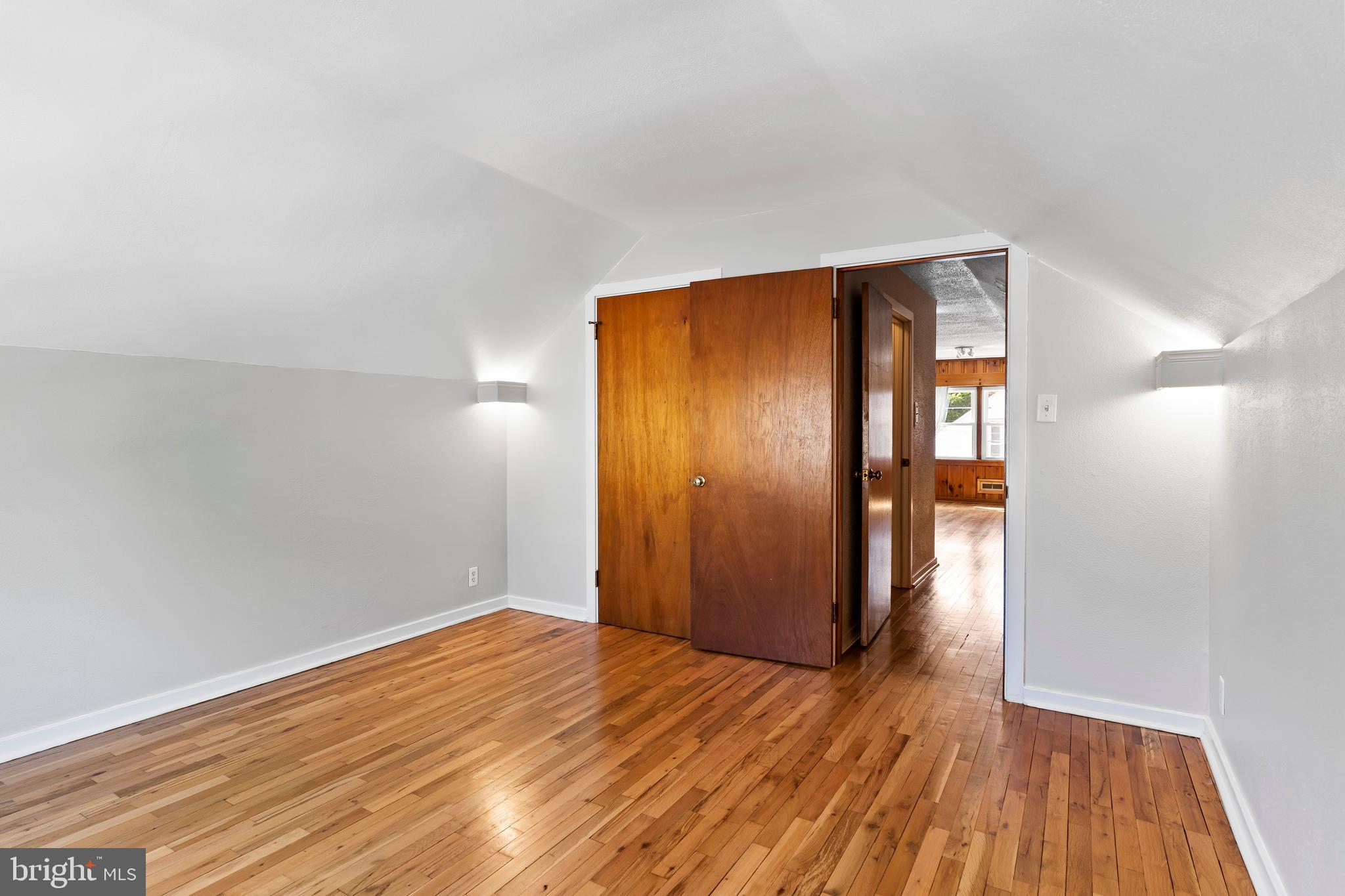 COUNTRY CLUB MANOR - Residential