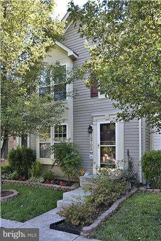 VERY BIG LIVING SPACE BY ALL 3 LEVEL BIG EXTENSION. BIG SIZE ALL 3 LEVEL.  NEW PAINT WHOLEHOUSE, HARDWOOD FLOOR AND NEW CARPET ON BASEMENT. FINISHED BASEMENT WITH WALKOUT. BACK TO WOOD AREA. 3 BEDROOM AND 2 FULL AND 2 HALF BATHROOM.
