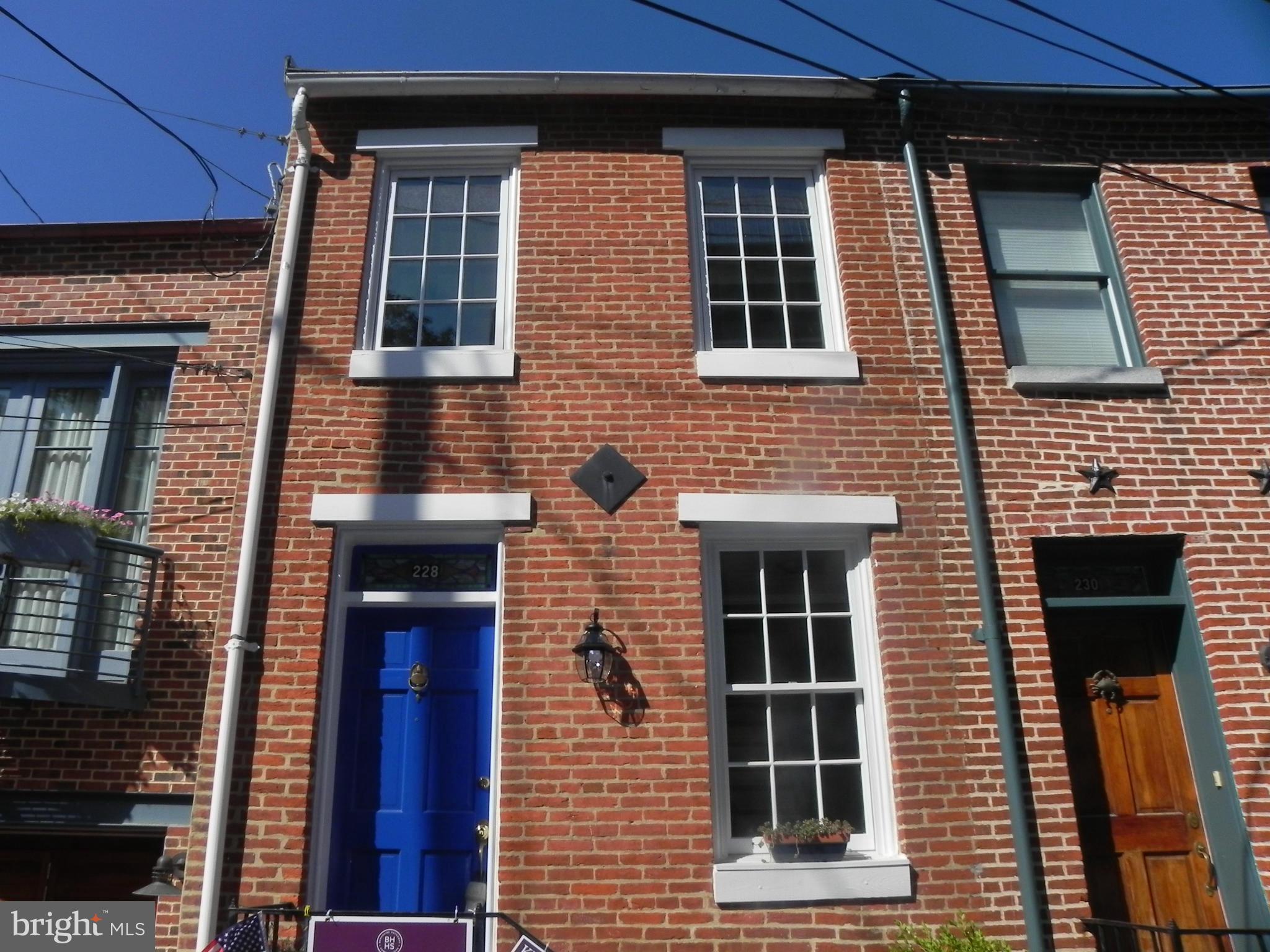 CHARMING 2 BEDROOM 2 FULL BATH TOWN HOME JUST STEPS FROM FEDERAL HILL PARK.  OPEN FLOOR PLAN, GOURMET KITCHEN W/STAINLESS APPLIANCES GRANITE COUNTER TOPS   WOOD FLOORS  FINISHED LOWER LEVEL FULL BATH  ROOF TOP DECK WITH CITY/ HARBOR VIEWS.  EASY TO SHOW READY FOR NEW TENANT.
