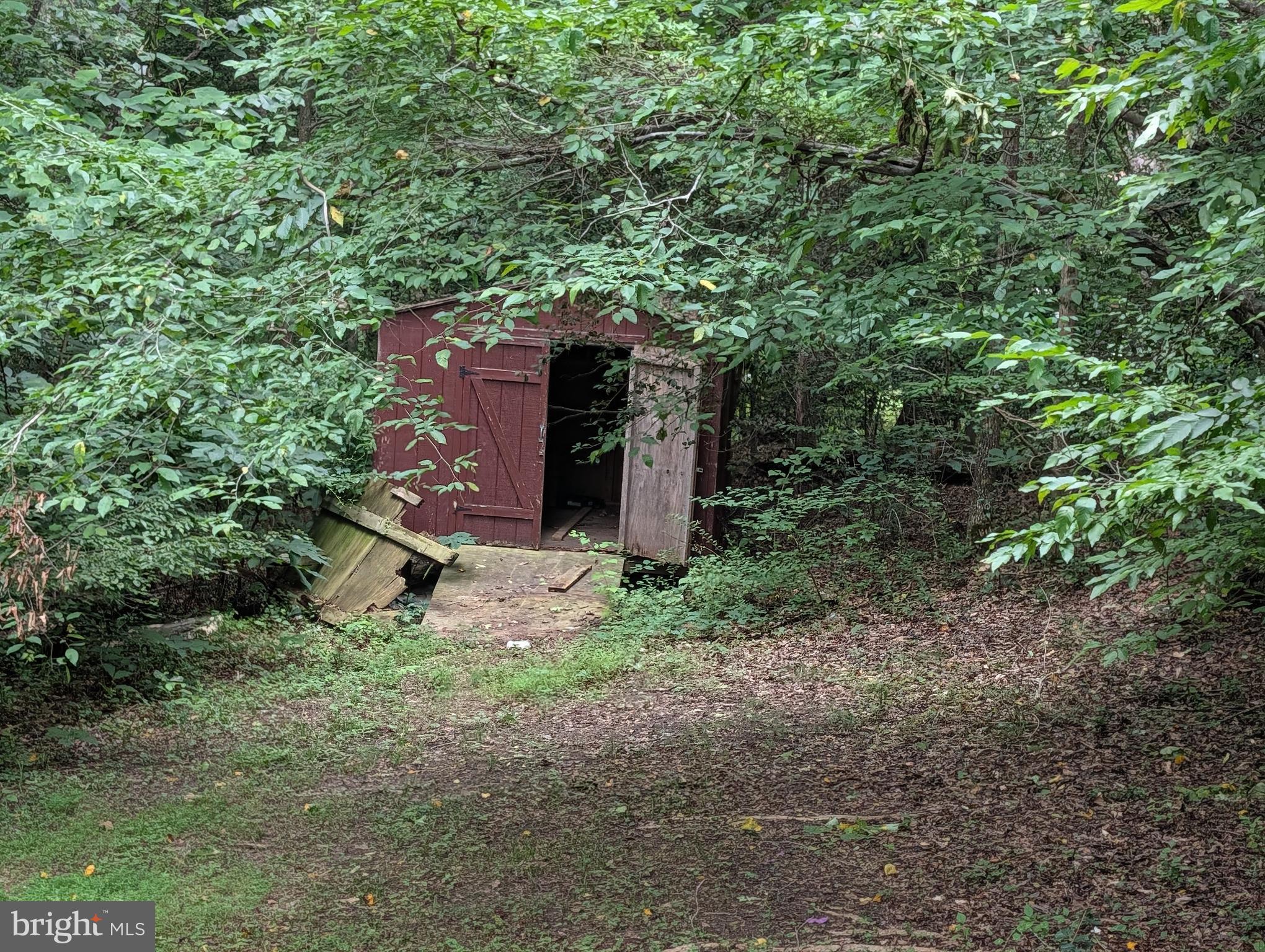 WHISPERING WOODS - Residential