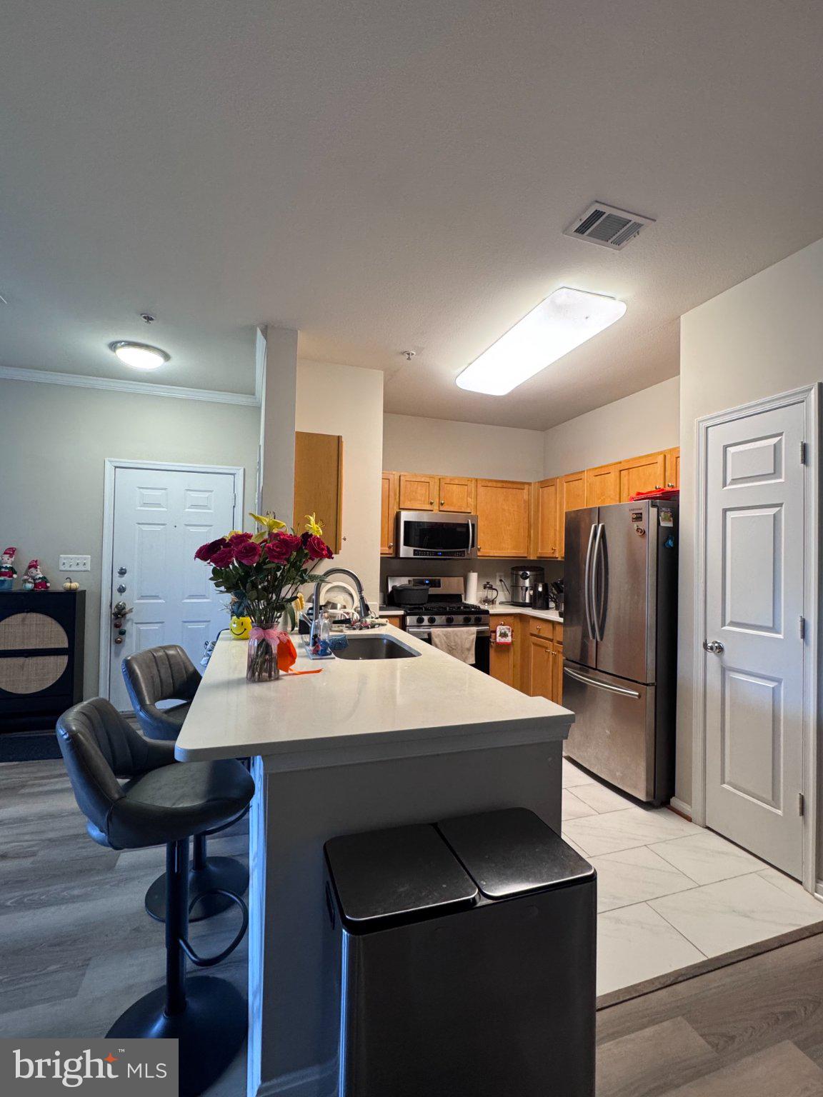 Bright full of sunlight 2 bedroom two level condo convenient location from airport from shopping malls and restURANTS
