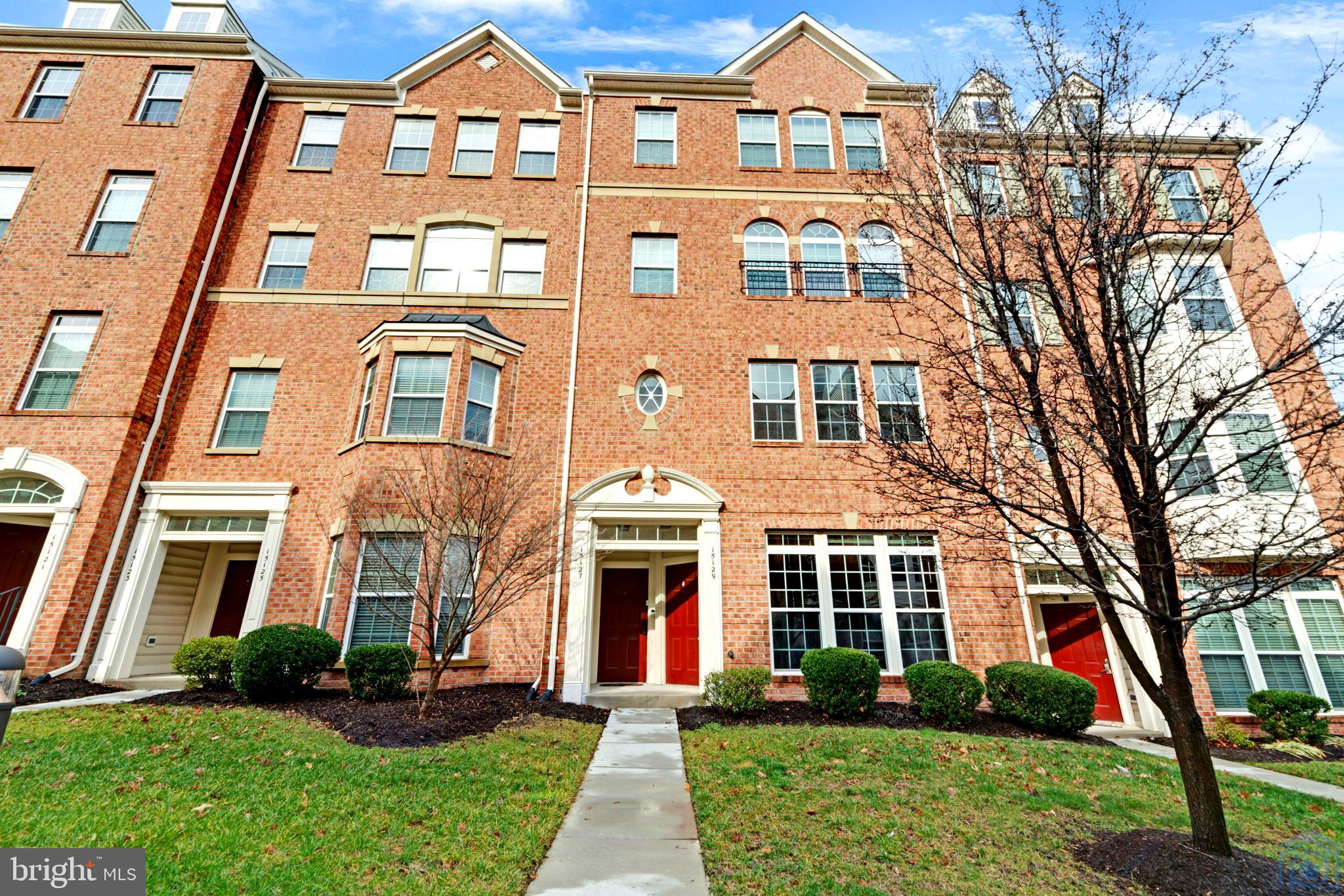 STUNNING REMODEL!!  Immaculate & meticulously maintained 3 BR, 2 1/2 BA w/1 car garage 2 lvl TH in Sought After Potomac Club II Condo! 9' ceilings throughout & BRAND NEW Custom Paint throughout, BRAND NEW HW Flrs on main Lvl, BRAND NEW Carpet upper level w/laundry on bedroom level, Master Bath with Roman Shower--one of a kind. Gourmet kitchen with BRAND NEW Granite Counter Tops, Custom 42" cabinets.  opens to liv, din, perfect for entertaining. BRAND NEW Heat & A/C!  

Walk to Stonbridge Potomac Twn Ctr w/Wegmans/Restaurants/Shops. Gated Community offers staffed fitness center w/free classes, indoor heated and outdoor pools, rock climbing wall, sauna, meeting rooms, 2 playgrounds. Easy access to 95/Rt 1, DC & The Pentagon. HOV/Hot Lanes & commuter lot .5 mile, VRE train 1.9 miles. Easy commute to Quantico MCB or Ft Belvoir. Come see this beautiful home today!