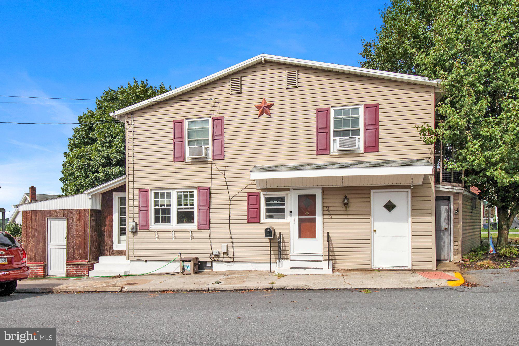 Charming single home in the north end of Hamburg has something for everyone. This cozy 2-
story features 3 bedrooms, a first-floor powder room, spacious living room, and an updated
kitchen. There is also a unique flex-space, perfect for a home office or additional storage. The
fully-fenced yard with patio is a perfect oasis for relaxing, grilling, and gardening. Close
proximity to 78 and Route 61 and walkable to dining, shopping, the library, and public
park/pool. Don?t miss out on making this house your home!