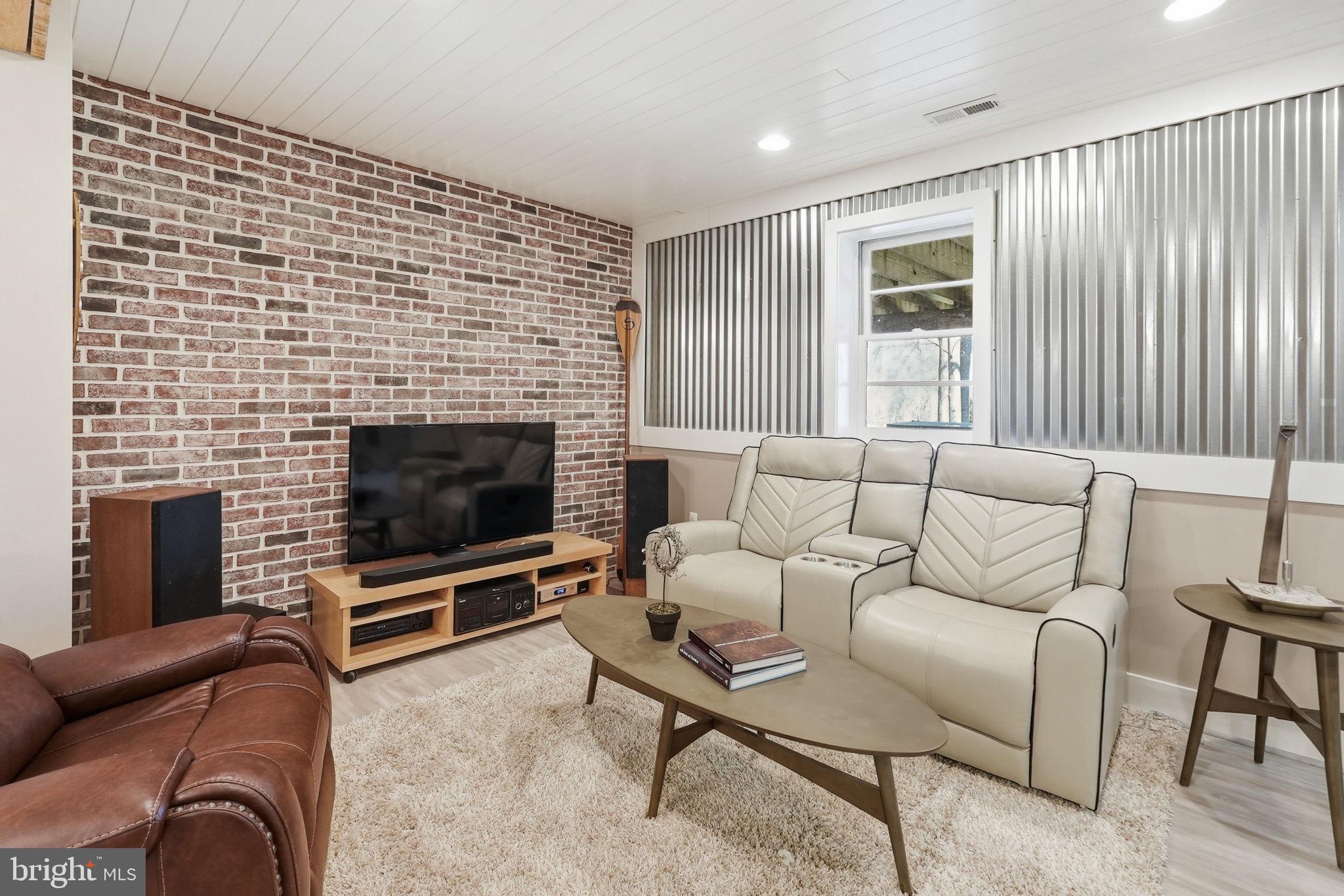 DARNESTOWN OUTSIDE - Residential