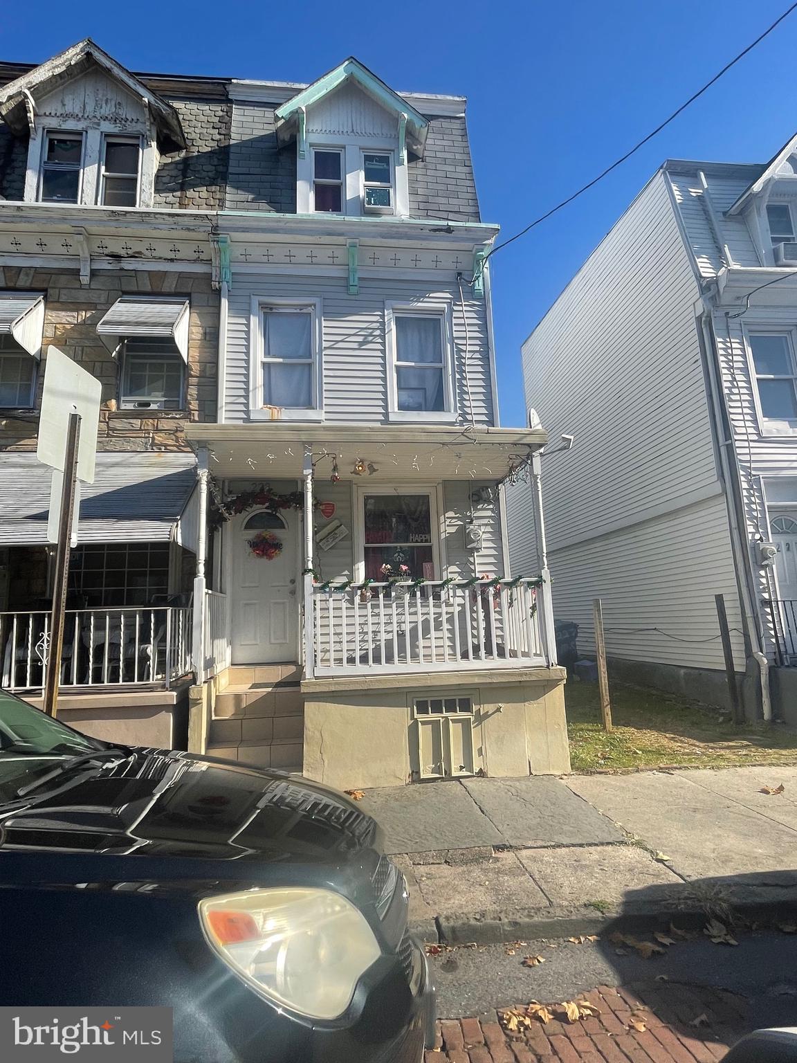 ATTENTION  investor opportunity! 4 private  bedrooms, 1 bath  Reading row home,Conveniently located close to schools.off street parking. Home is in need of some TLC so bring your vision! contact me for any private showings. 

*** property is empty and ready for NEW OWNER!