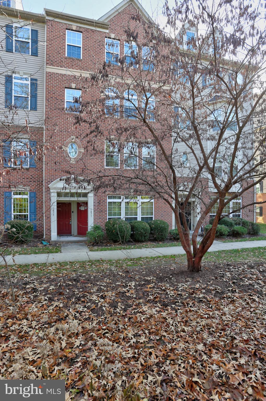 exquisite 3-bedroom, 2.5-bath model townhome/condo in a prime location. This thoughtfully designed residence boasts an inviting open floor plan, perfect for modern living and entertaining. The gourmet kitchen, complete with a trendy kitchen bar, sets the stage for culinary adventures and social gatherings. Fresh paint adorns the walls, enhancing the contemporary ambiance throughout. The crown jewel is the luxurious primary bedroom, featuring a high, fresh-paint-hung ceiling, complemented by two spacious walk-in closets. The primary bathroom is a spa-like retreat, offering a rejuvenating soaking tub and a convenient stand-up shower. With the added convenience of a 1-car garage, this home seamlessly combines elegance, functionality, and prime location, ensuring an unparalleled living experience. Don't miss the chance to make this your home – a sanctuary where luxury meets lifestyle. Minimum credit score 660!