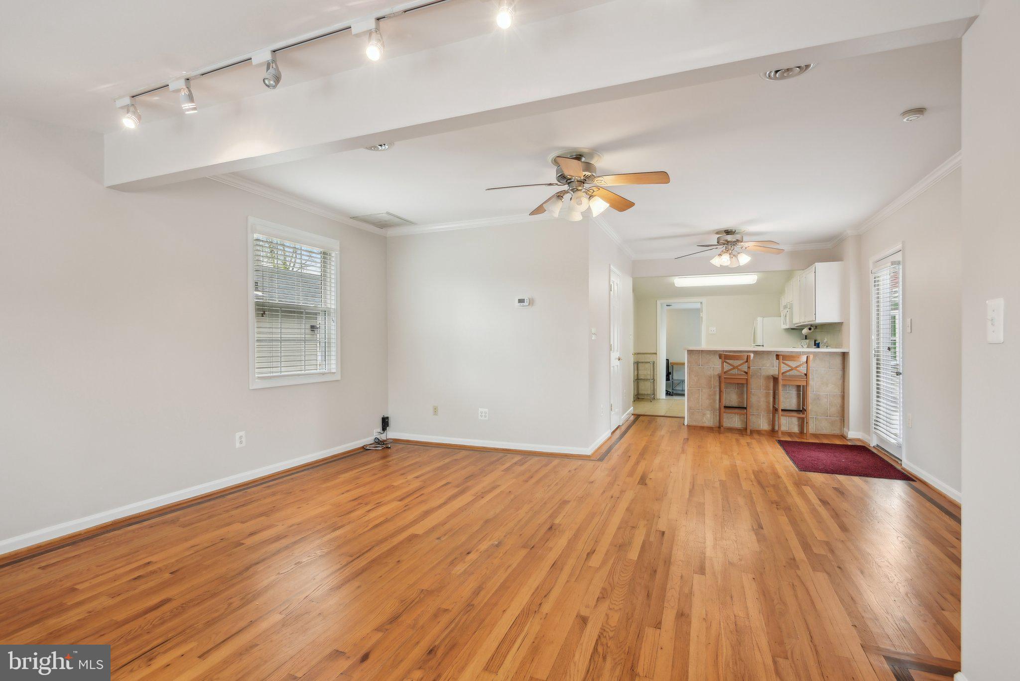 WOODLAND BEACH - Residential