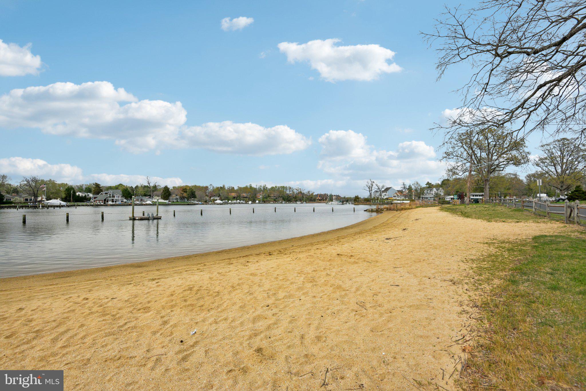 WOODLAND BEACH - Residential