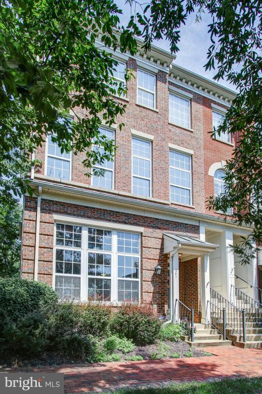 Bright & airy end unit 2 lvl TH condo, 2 story living room open to lg kitchen w/ SS appls, dining area, gas fpl. New granite! HDWD flrs main lvl. Lg master suite w/ luxury BA, balcony. Washer/dryer in unit. Award winning community w/ pool, clubhouse, parks. Free shuttle Van Dorn, minutes to DC/Pentagon. Walk to retail, ES. 1 car garage, plus assigned space. FHA approved. $325/mo condo/HOA fee