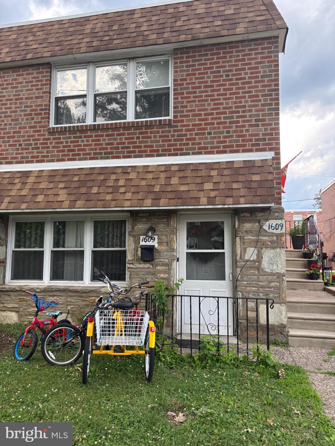 REMODELED WELL MAINTAINED TWIN DUPLEX, SEPERATE ENRTY EACH UNIT
UPSTAIRS UNIT 3 BEDROOM 2 FULL BATHROOMS, NEW FLOORING, NEW KITCHEN, BOTH UPSTAIRS BATHROOMS REMODELED
DOWNSTAIRS 2 LARGE BEDROOMS UPDATED WITH HANDICAP BATHROOM AND NO STAIRS TO ENTER.
BASEMENT UTILITY AREA WITH HVAC, HOT WATER HEATERS AS WELL AS LAUNDRY MACHINES
BOTH UNITS ARE TENANT OCCUPIED