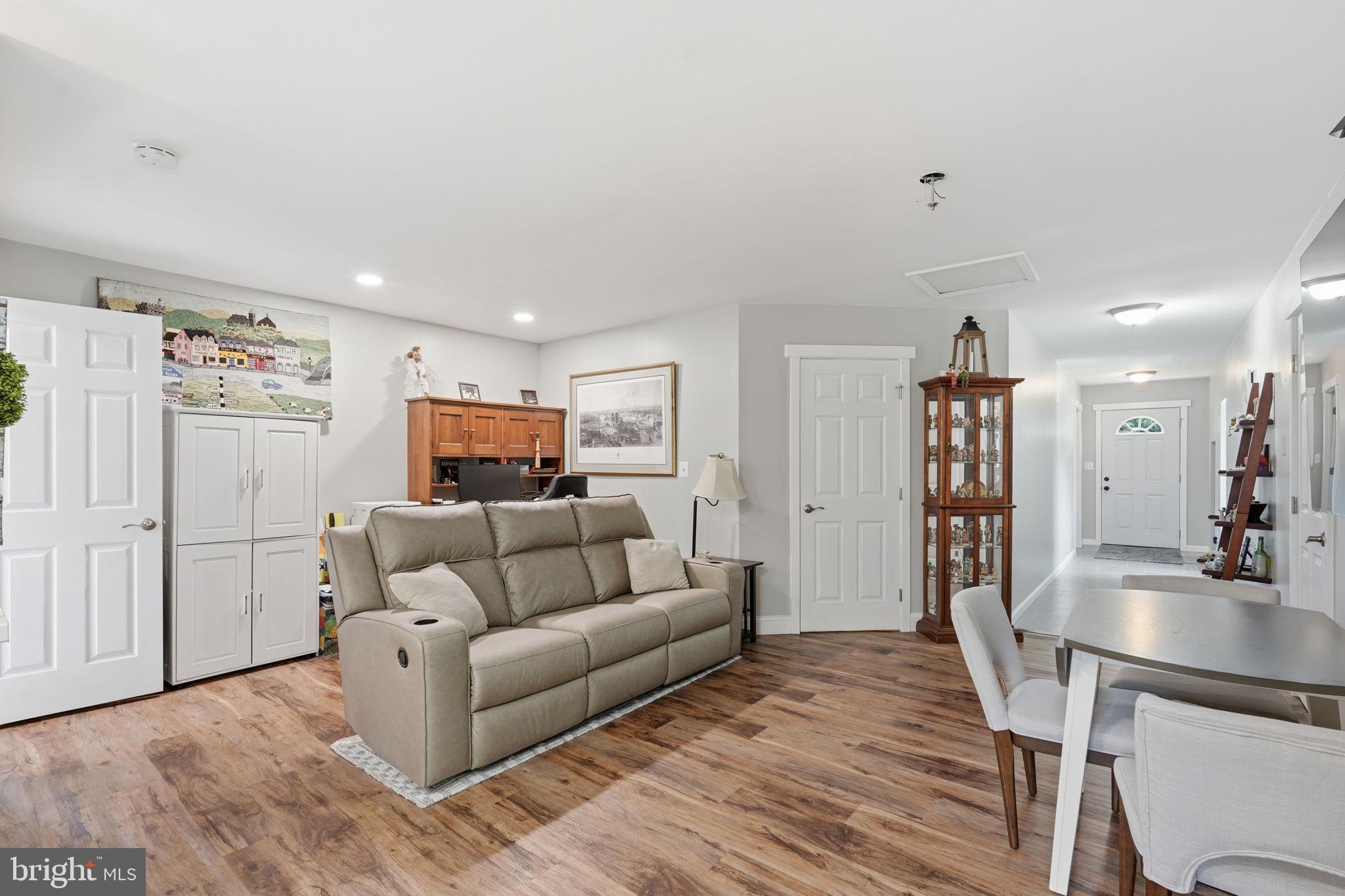 LAYTONSVILLE TOWN - Residential