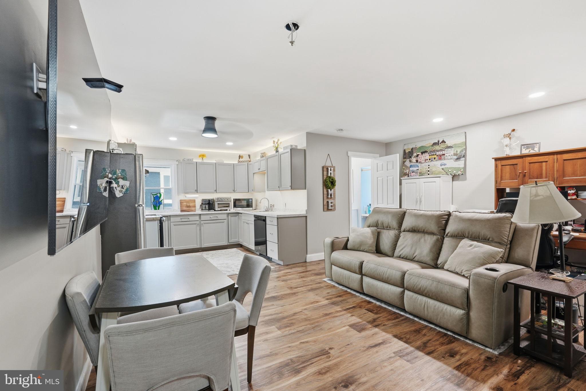LAYTONSVILLE TOWN - Residential