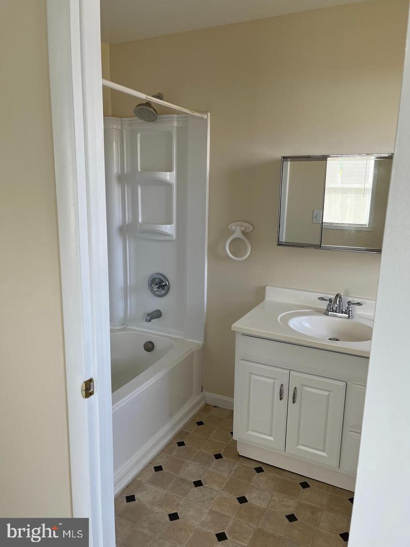EDGEWATER - Residential Lease