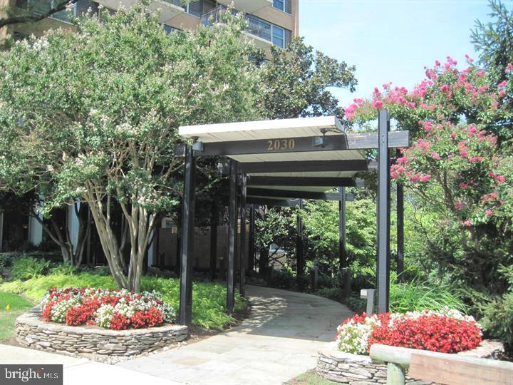 CIRCLE CONDOMINIUMS - Residential