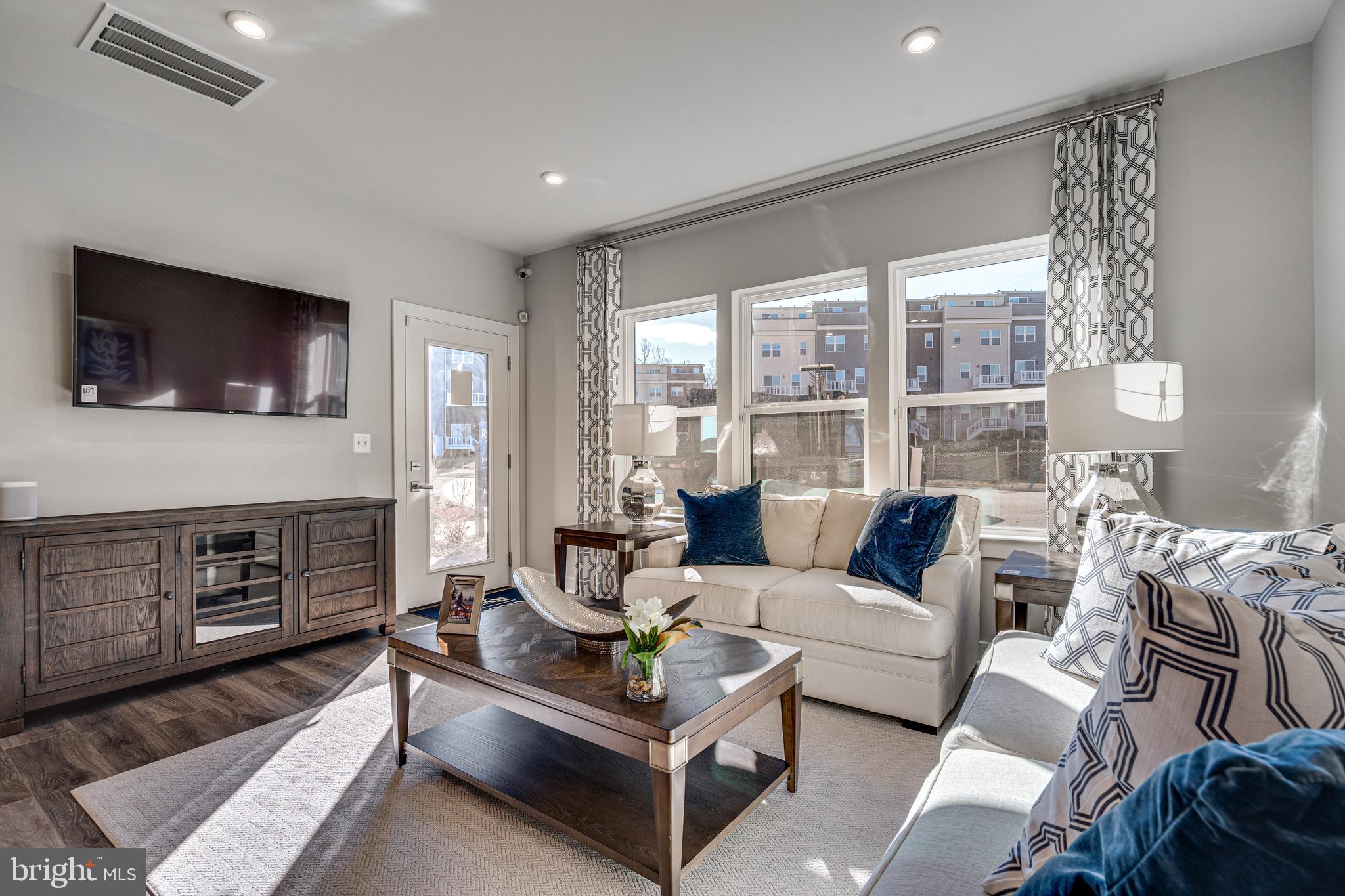 LOUDOUN VIEW CONDO FLATS - Residential Lease