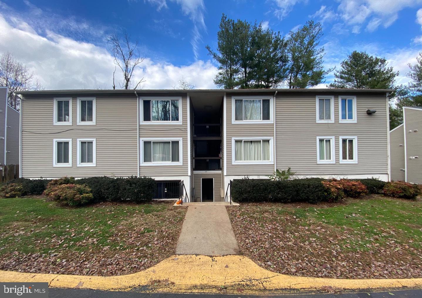This stylish two-bedroom condo features a modern kitchen, an updated bathroom, carpet and laminate flooring, and spacious walk-in closet. Rent includes water and sewer. Conveniently situated within short distance of shops, restaurants, and the historic charm of Downtown Orange.