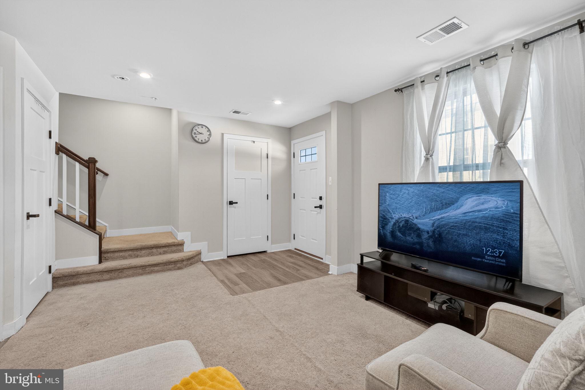 MONTGOMERY VILLAGE - Residential Lease