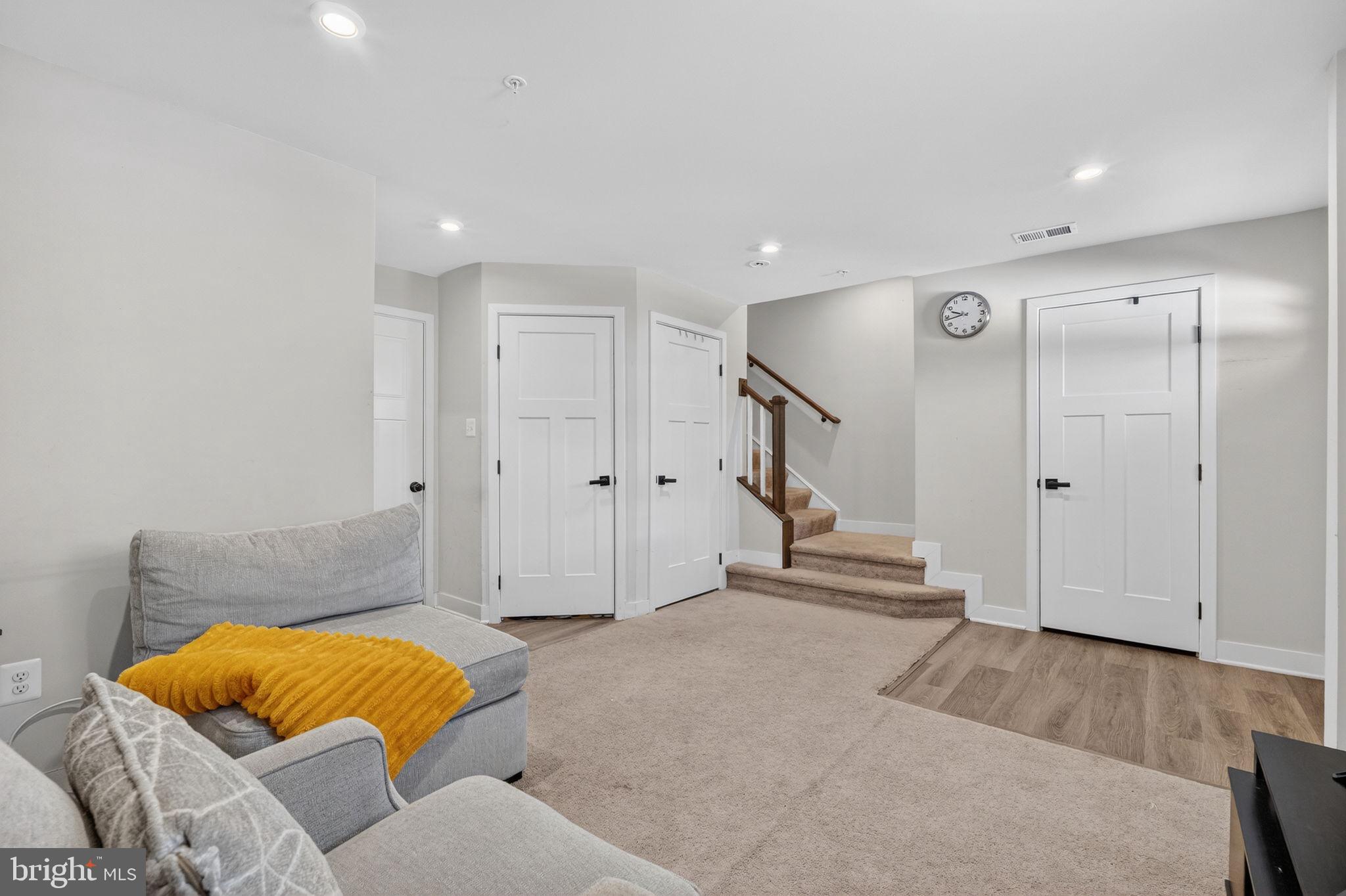 MONTGOMERY VILLAGE - Residential Lease