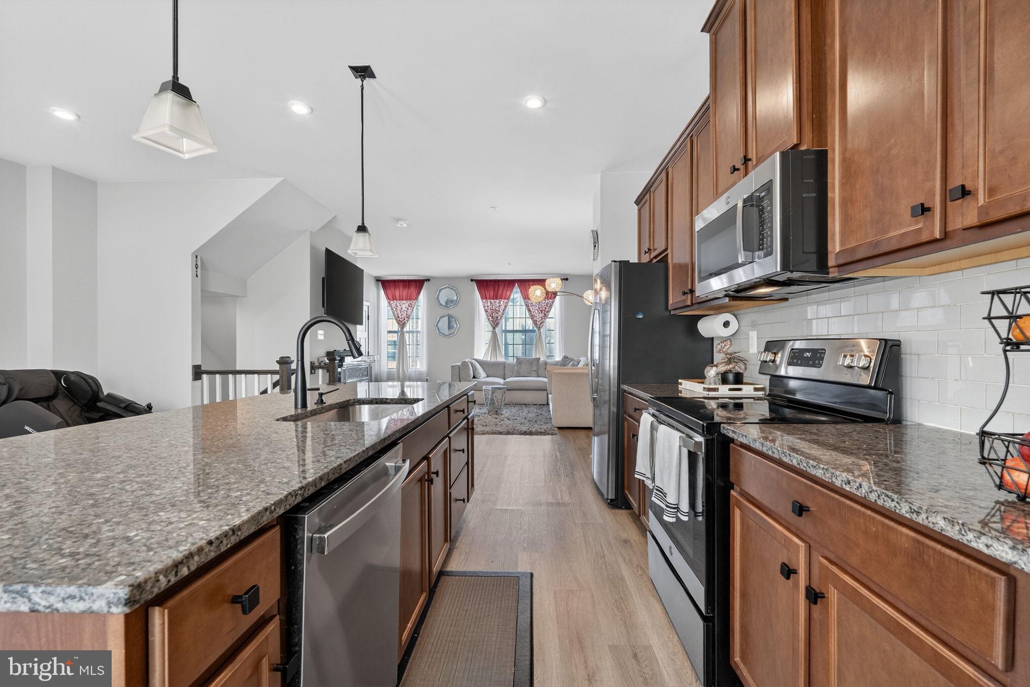 MONTGOMERY VILLAGE - Residential Lease