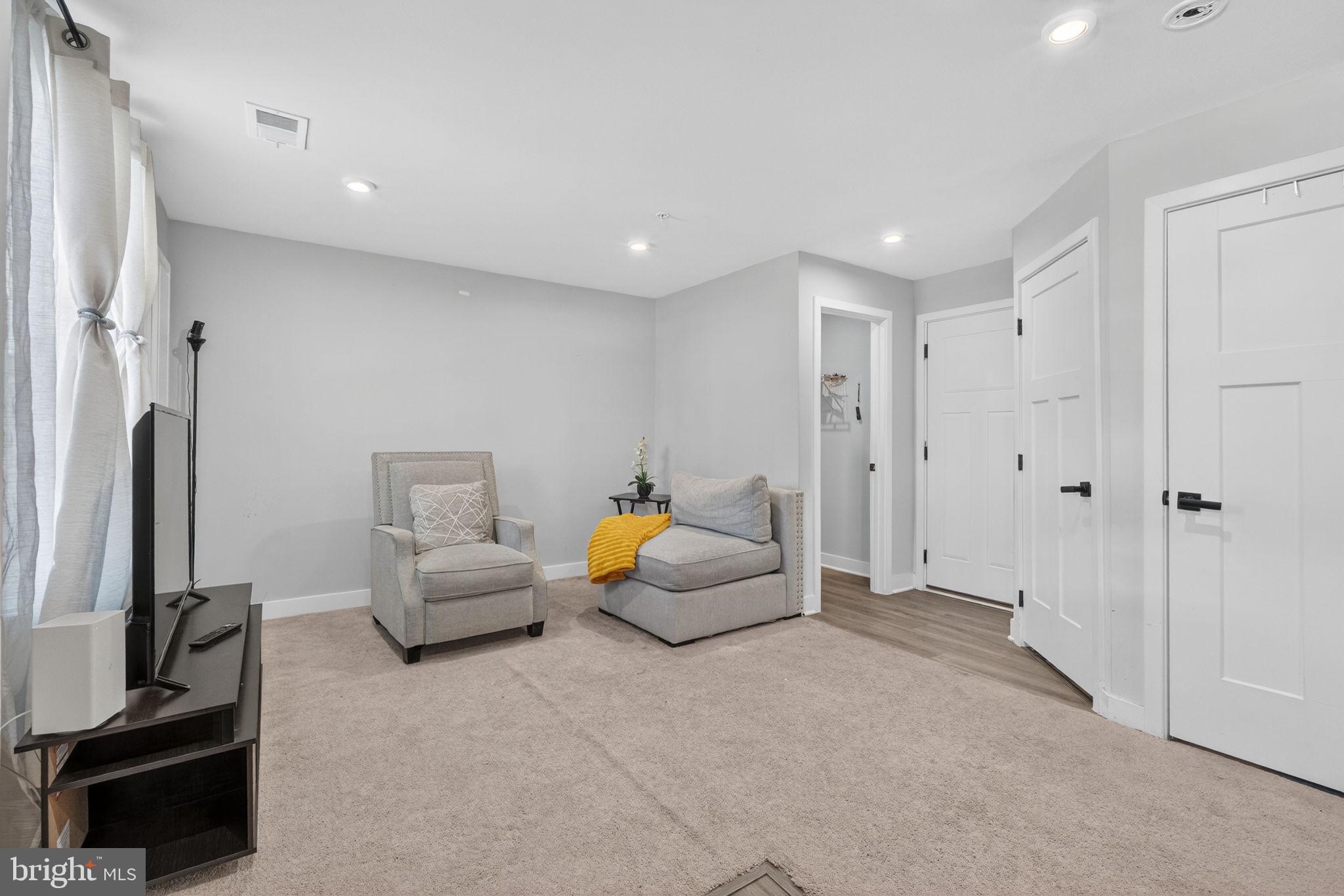 MONTGOMERY VILLAGE - Residential Lease