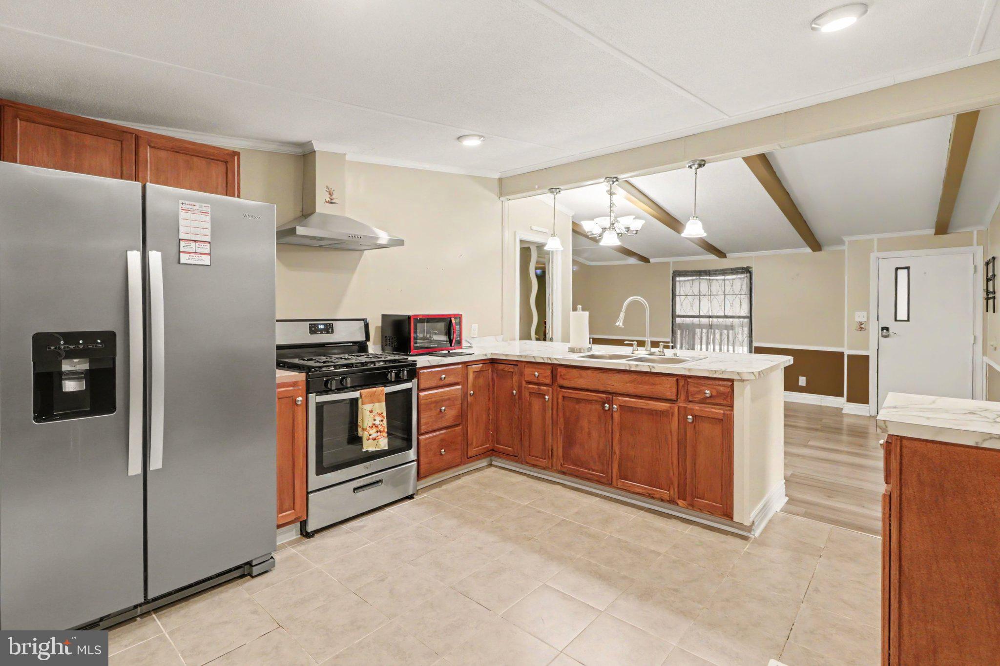 COUNTRY MANOR WEST - Residential