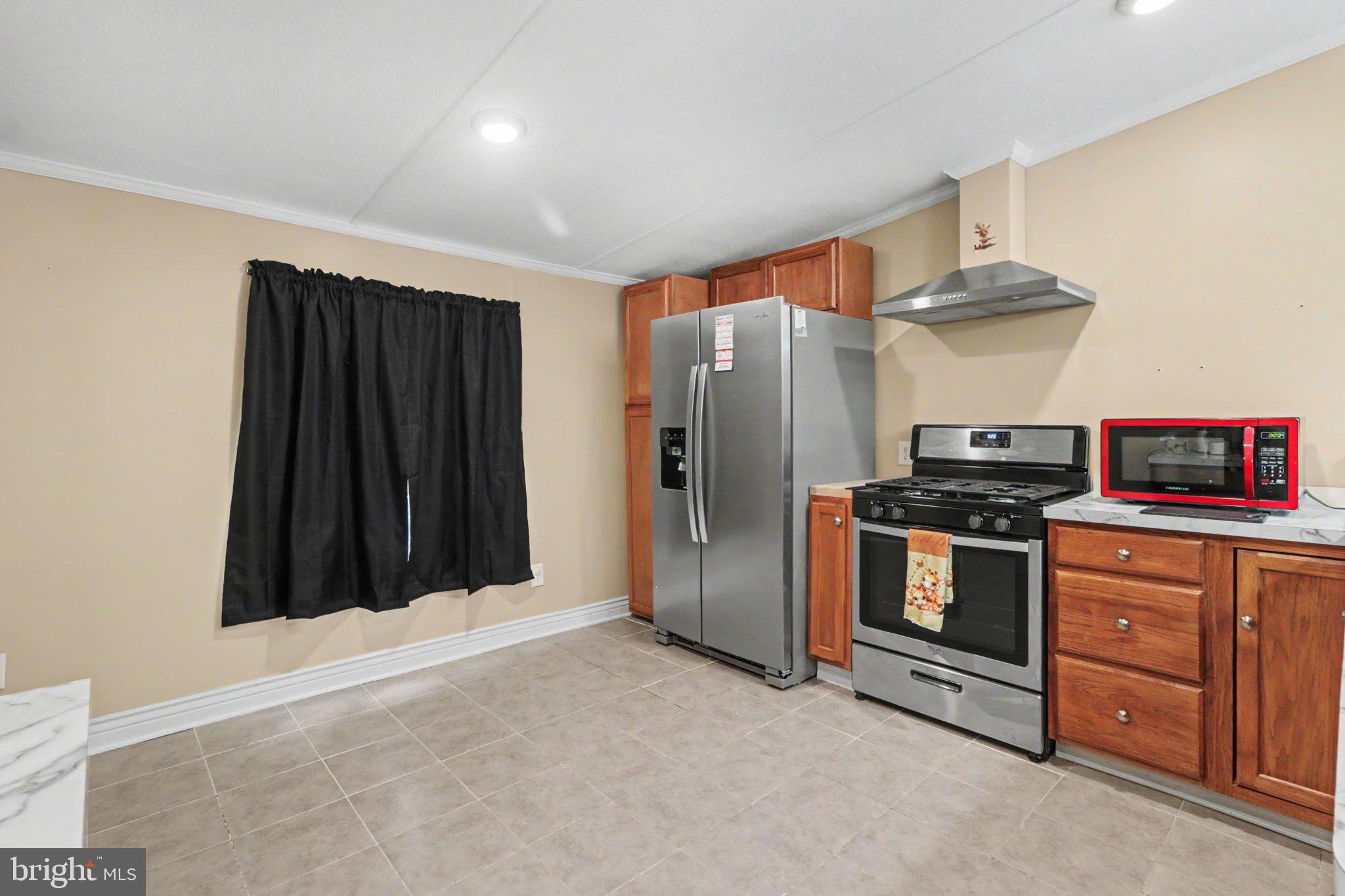 COUNTRY MANOR WEST - Residential