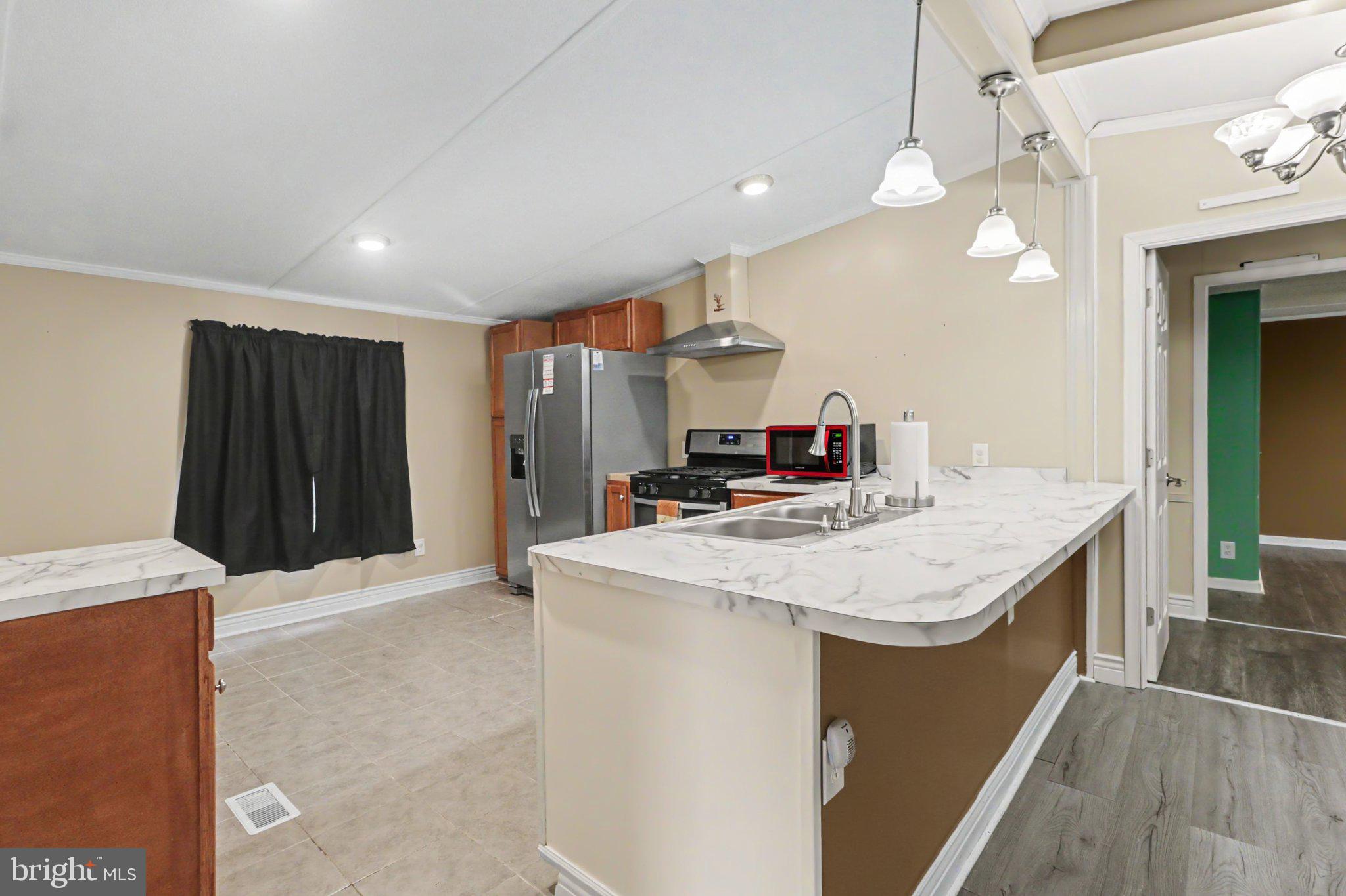 COUNTRY MANOR WEST - Residential