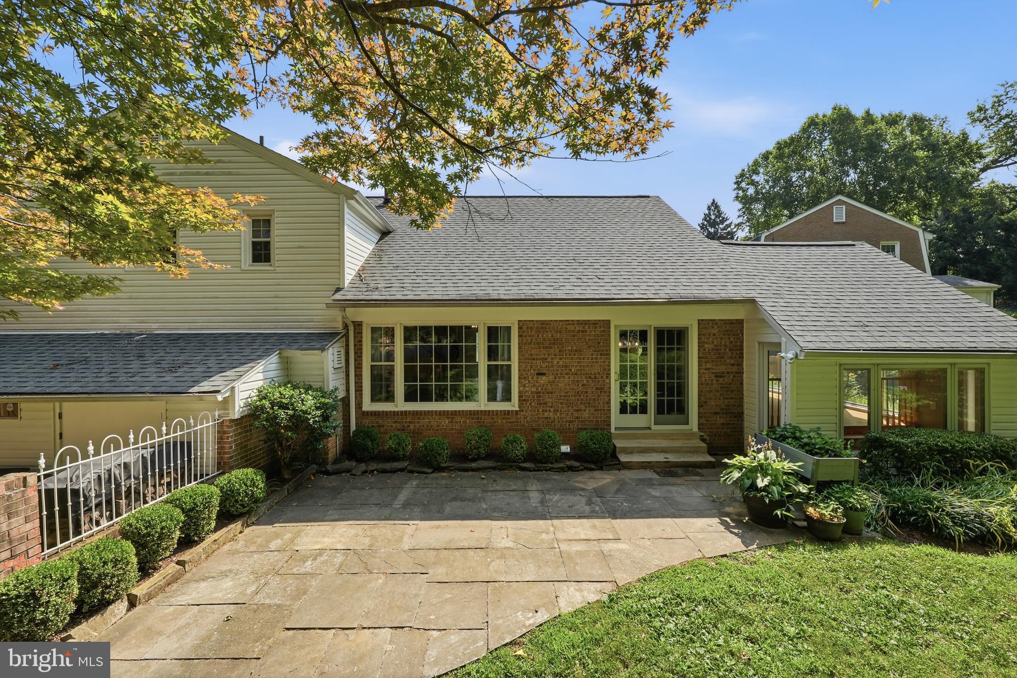 SHERWOOD FOREST MANOR - Residential