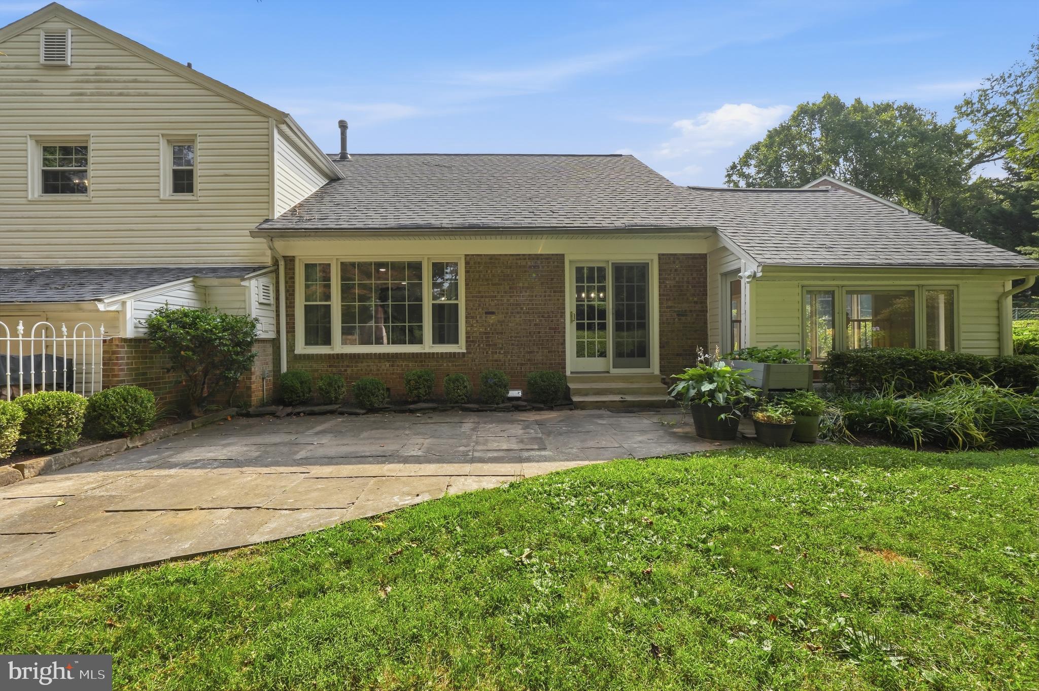 SHERWOOD FOREST MANOR - Residential