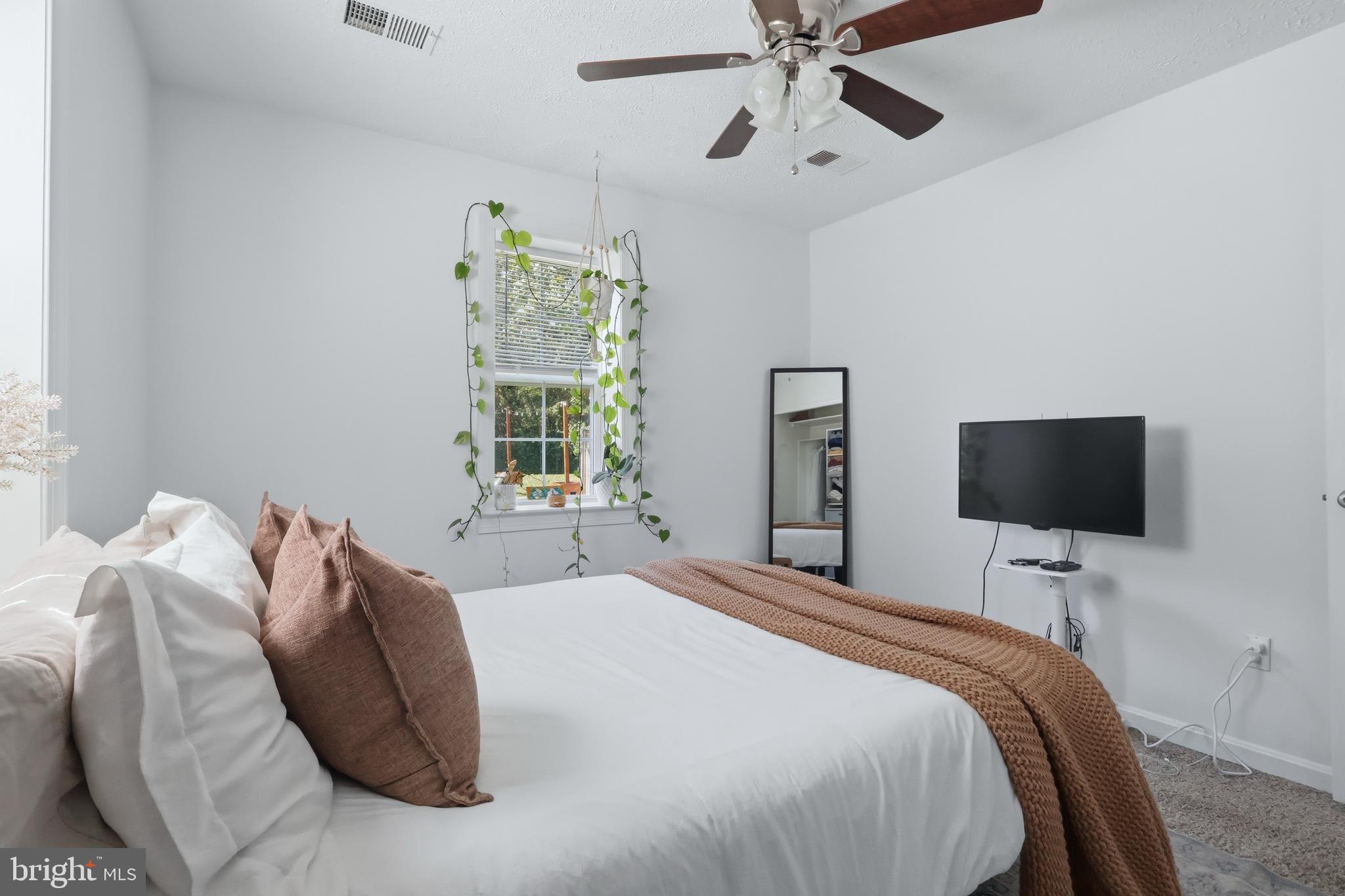HOLLYWOOD SHORES - Residential