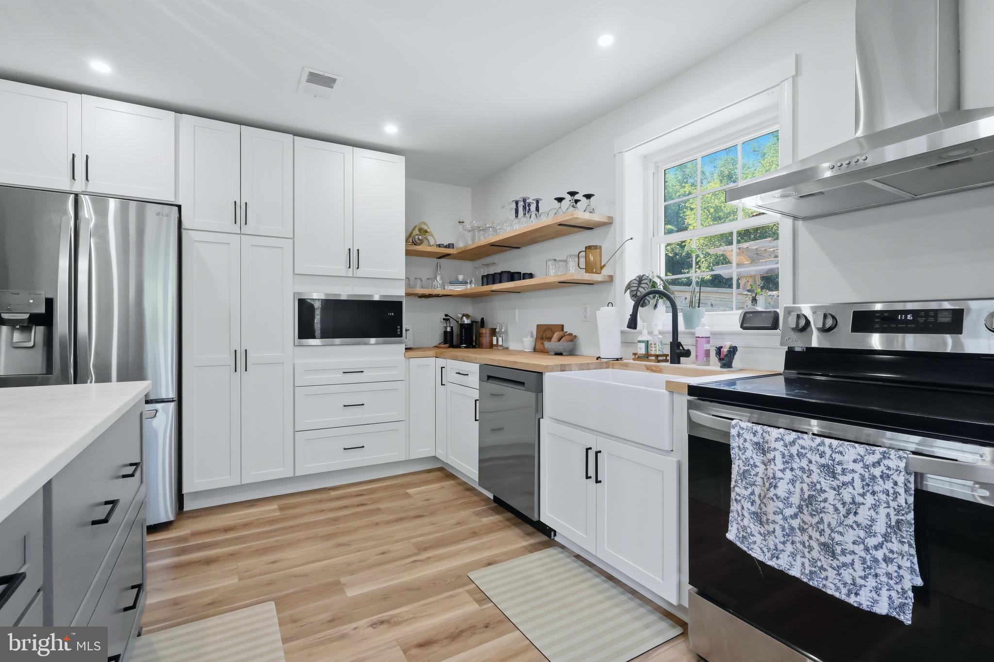 HOLLYWOOD SHORES - Residential