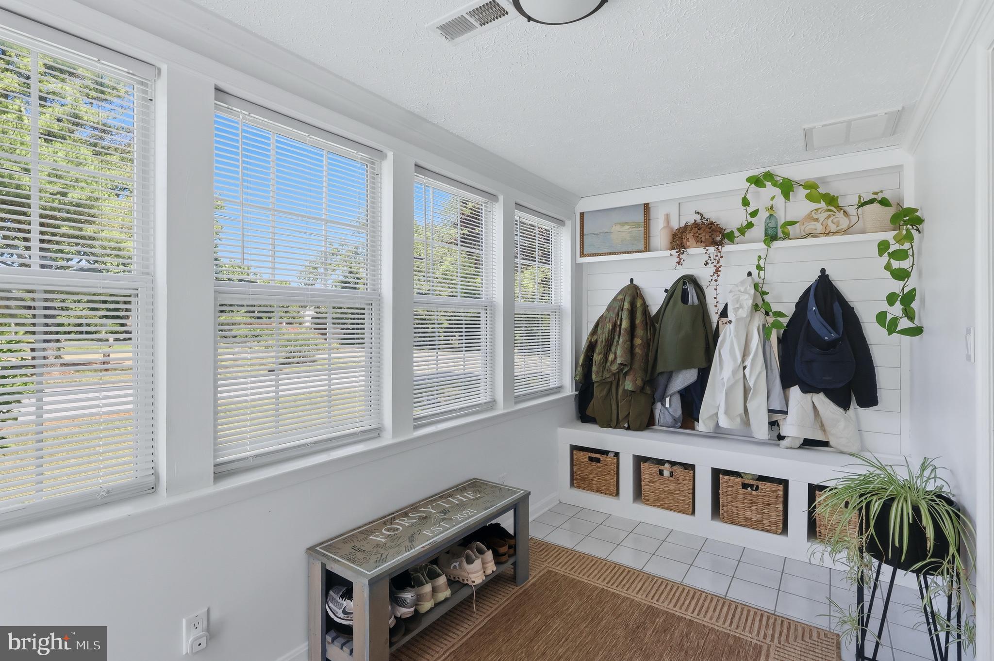 HOLLYWOOD SHORES - Residential