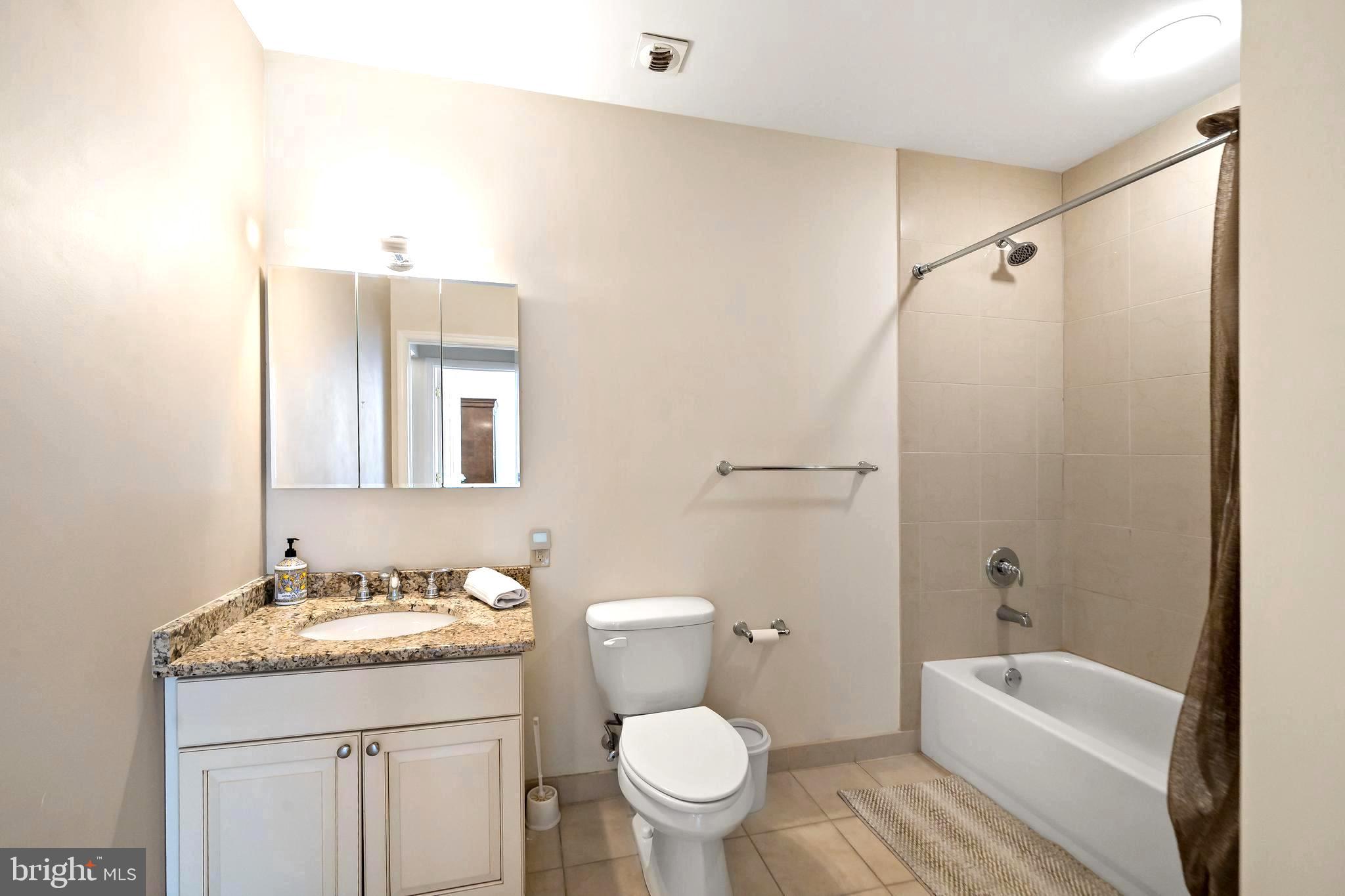 LOGAN SQUARE - Residential